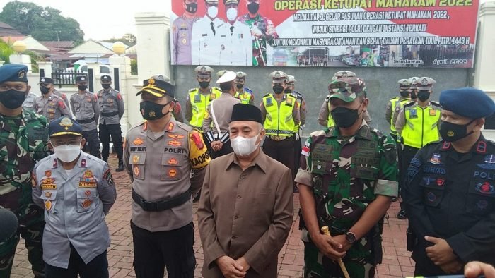 Wakil Bupati Kutai Barat, Edyanto Arkan saat pelaksanaan apel gelar pasukan operasi Ketupat Mahakam 2022 di Mapolres Kubar pada Jumat (22/4/2022) pekan lalu. Foto: BorneoFlash.com/Lilis Suryani.