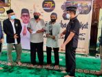 Yayasan Rahmad Mas’ud Center saat membagikan zakat  kepada  2.500 warga di Kampung Baru Tengah Kecamatan Balikpapan Barat, Minggu (24/4/2022). Foto: BorneoFlash.com/Niken.