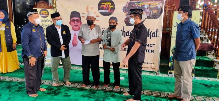 Yayasan Rahmad Mas’ud Center saat membagikan zakat  kepada  2.500 warga di Kampung Baru Tengah Kecamatan Balikpapan Barat, Minggu (24/4/2022). Foto: BorneoFlash.com/Niken.