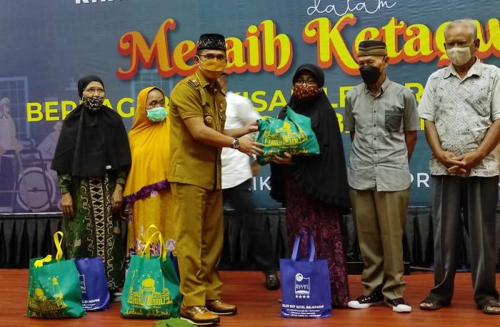 Wali Kota Balikpapan H Rahmad Mas'ud saat memberikan bingkisan lebaran kepada lansia di Aula Rumah Dinas Walikota Balikpapan, Senin (25/4/2022). Foto: BorneoFlash.com/Niken.