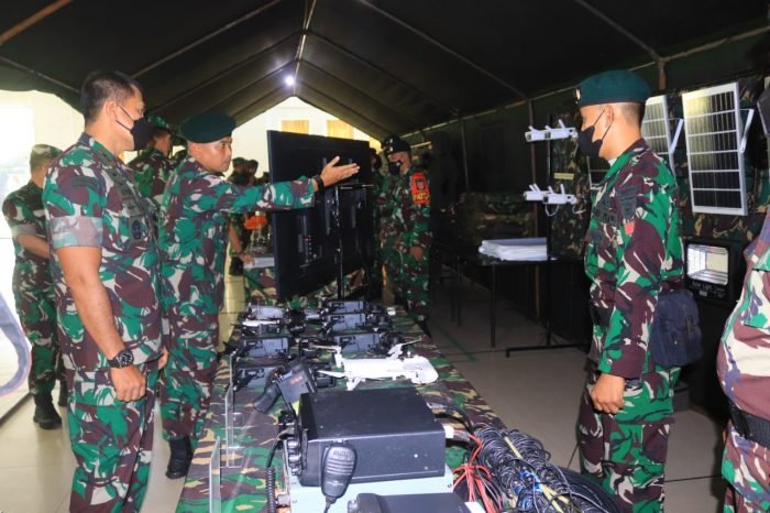 Pangdam VI/Mulawarman yang didampingi oleh para Asisten dan Kabalakdam melaksanakan pengecekan Alat Perlengkapan Kesiapan Operasi Yonif Raider 600/Modang yang akan melaksanakan Operasi Satgas Satuan Organik di wilayah Papua, bertempat di Aula Yonif Raider 600/Modang. Balikpapan, Kalimantan Timur, Selasa (26/4/2022).