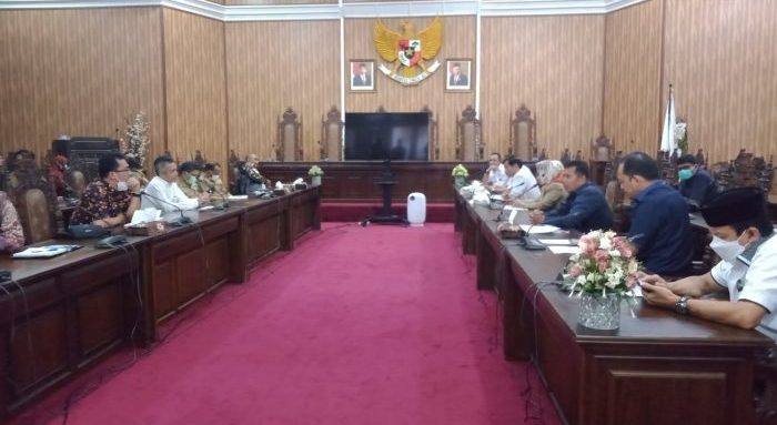 Rapat Dengar Pendapat (RDP) DPRD Balikpapan dengan PT Pertamina dan warga RT 22 Kelurahan Karang Jati di Ruang Rapat Paripurna DPRD Balikpapan, Selasa (26/4/2022). Foto: BorneoFlash.com/Niken.