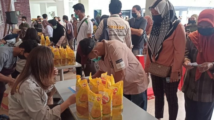 Apical Group, PT KRN gelar bazar ramadan dengan menyediakan 10.308 liter minyak goreng kemasan dengan harga terjangkau di halaman mall Plaza Balikpapan , Rabu (27/4/2022). Foto: BorneoFlash.com/Niken.