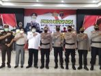 Wakil Kepala Kepolisian Daerah (Wakapolda) Kalimantan Timur, Brigjen Pol Hariyanto didampingi Bupati Kutai Barat FX Yapan menyerahkan Bantuan Tunai Pangan (BTP) kepada pada pedagang kaki lima dan warung di Kutai Barat. Foto: BorneoFlash.com/Lilis Suryani.