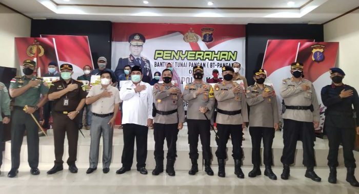 Wakil Kepala Kepolisian Daerah (Wakapolda) Kalimantan Timur, Brigjen Pol Hariyanto didampingi Bupati Kutai Barat FX Yapan menyerahkan Bantuan Tunai Pangan (BTP) kepada pada pedagang kaki lima dan warung di Kutai Barat. Foto: BorneoFlash.com/Lilis Suryani.