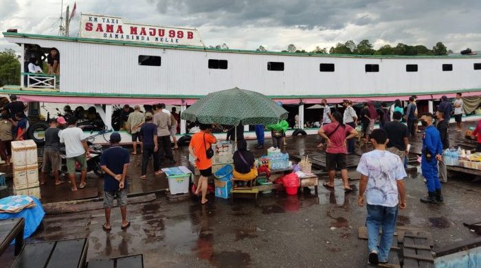Suasana Pelabuhan Melak Kabupaten Kubar menjelang hari raya Idul Fitri 2022. Foto: BorneoFlash.com/Lilis Suryani.
