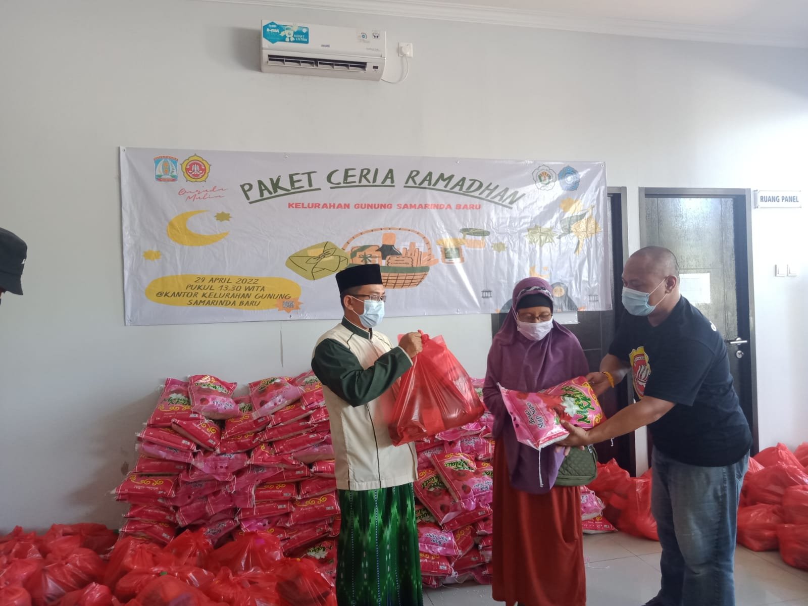 Mitra Kelurahan GSB Bagikan Paket Ceria Ramadhan Kepada Warga 