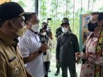 Plt. Bupati Penajam Paser Utara (PPU) Ir. H. Hamdam menyambut kedatangan Ketua Mahkamah Agung RI Prof. Dr. H. M. Syarifuddin, S.H., M.H. beserta rombongan di Kawasan Titik Nol Ibu Kota Baru Nusantara pada Senin, (25/4/2022) siang. Foto: BorneoFlash.com/Irwan.