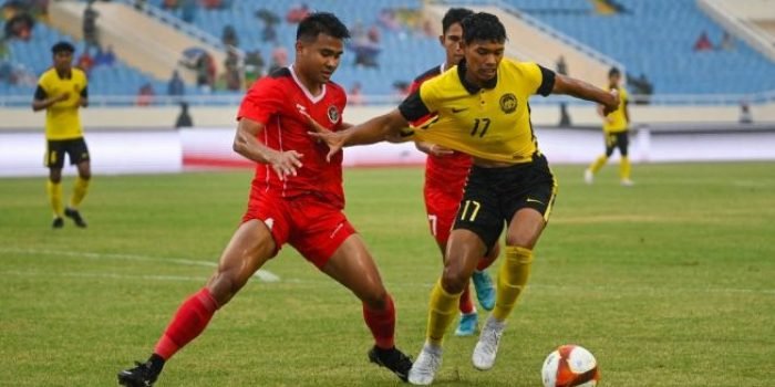 Suasana laga Timnas Indonesia U-23 vs Malaysia dalam perebutan medali perunggu SEA Games 2021 di Hanoi, Vietnam, Minggu (22/5/2022) petang WIB.  Foto: Tang Chhin Sothy / AFP.