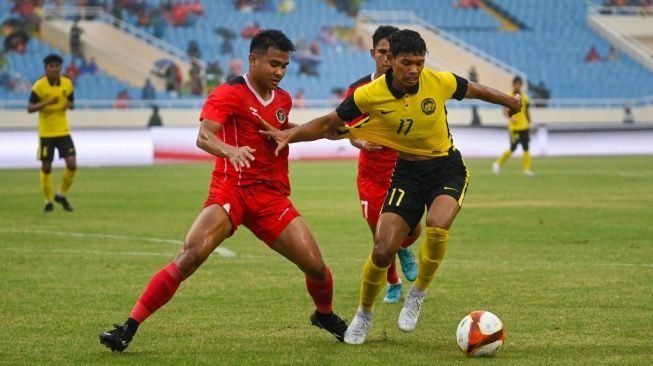 Suasana laga Timnas Indonesia U-23 vs Malaysia dalam perebutan medali perunggu SEA Games 2021 di Hanoi, Vietnam, Minggu (22/5/2022) petang WIB.  Foto: Tang Chhin Sothy / AFP.