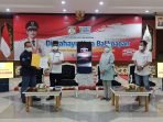 Wali Kota Balikpapan H Rahmad Mas'ud saat menerima petisi Mayday 2022 dari Ketua FKSPSB Balikpapan Mugiyanto di Auditorium Kantor Pemerintah Kota (Pemkot) Balikpapan, Minggu (01/05/2022). Foto: BorneoFlash.com/Niken.