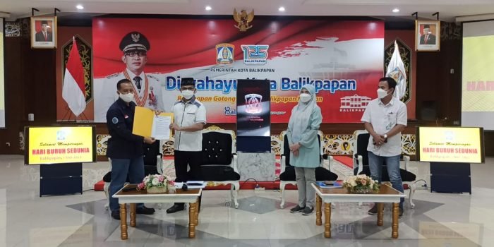 Wali Kota Balikpapan H Rahmad Mas'ud saat menerima petisi Mayday 2022 dari Ketua FKSPSB Balikpapan Mugiyanto di Auditorium Kantor Pemerintah Kota (Pemkot) Balikpapan, Minggu (01/05/2022). Foto: BorneoFlash.com/Niken.