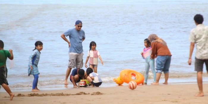 Pengunjung Pantai Manggar Melonjak Drastis, PAD Empat Hari Libur Lebaran Capai Rp 323 Juta