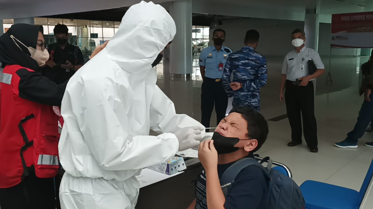 Antisipasi Covid 19, Penumpang Lakukan Tes Antigen Acak di Bandara SAMS Sepinggan