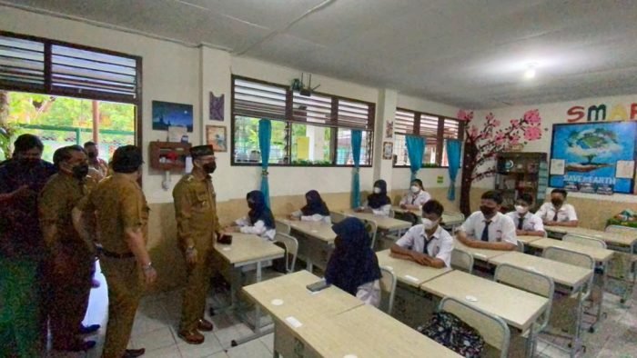 Wali Kota Balikpapan H Rahmad Mas'ud didampingi Sekda Balikpapan Muhaimin bersama jajaran pejabat Pemkot Balikpapan, meninjau pelaksanaan USBD Kota Balikpapan, Senin (9/5/2022). Foto: BorneoFlash.com/Niken.