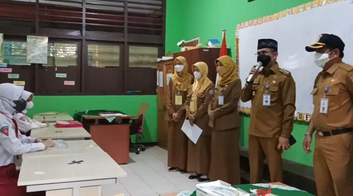 Wali Kota Balikpapan saat meninjau pelaksanaan USBD di SDN 003 Beberapa waktu lalu. Foto: BorneoFlash.com/DOK.