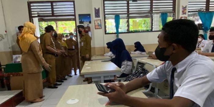 Wali Kota Balikpapan saat meninjau pelaksanaan USBD di SMPN 2, Senin (9/5/2022). Foto: BorneoFlash.com/Niken.