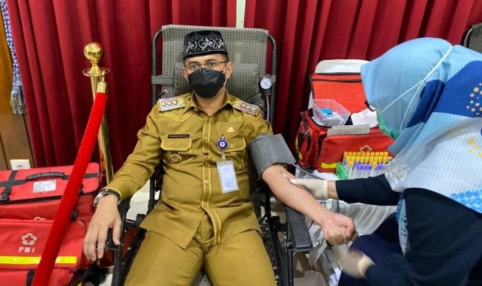 Wali Kota Balikpapan saat melakukan pemeriksaan kesehatan dan donor darah di Auditorium Pemkot Balikpapan, Senin (9/5/2022). Foto: BorneoFlash.com/Niken.
