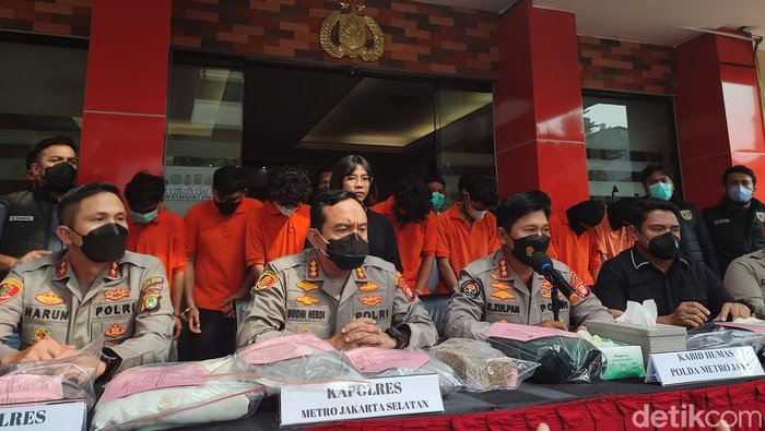 Polres Metro Jaksel menampilkan 9 pelaku begal yang mencoba menyerang dua prajurit TNI di Kebayoran Baru, Jaksel. Polisi juga menunjukkan sejumlah barang bukti terkait kasus tersebut. Foto: Rizky AM/detikcom.
