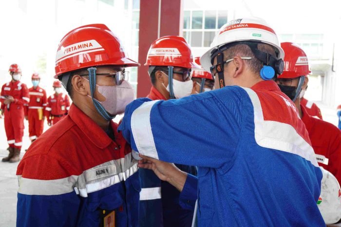 PT Kilang Pertamina Internasional (KPI) Unit Balikpapan menyelenggarakan peringatan International Fire Fighter Day Sebagai bentuk penghargaan kepada petugas pemadam kebakaran serta penguatan kompetensi para pekerja, Rabu (11/5/2022). Foto: HO/KPI Unit Balikpapan.
