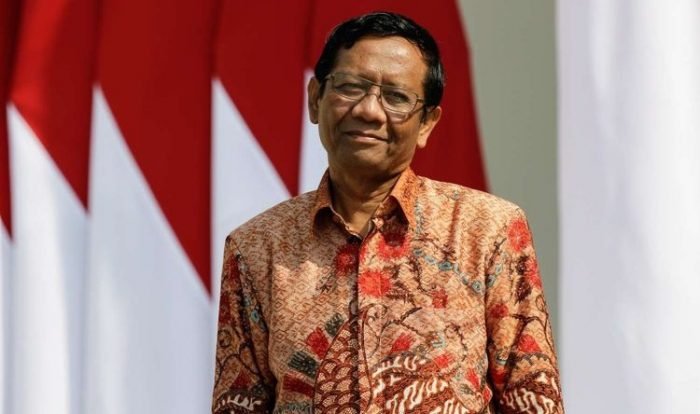 Menko Polhukam Mahfud MD sedang ramai dibicarakan netizen terkait tanggapannya yang menyebut bahwa Negara tak berwenang melarang Deddy Corbuzier menampilkan LGBT di podcast miliknya. Foto: Kompas/KP.