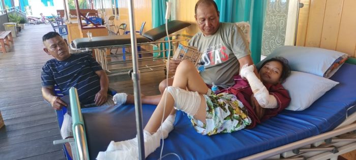 Riduan dan anaknya yang masih menjalani perawatan di puskesmas akibat luka bakar ringan yang dideritanya. Foto: BorneoFlash.com/Lilis Suryani.