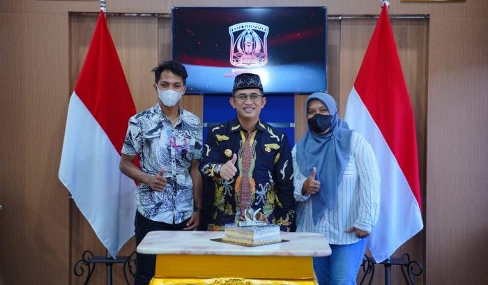 Tim BorneoFlash.com memberikan ucapan dan doa kepada Wali Kota Balikpapan dengan datang langsung ke Kantor Wali Kota Balikpapan, Kamis (12/5/2022). Foto: BorneoFlash.com/Niken.