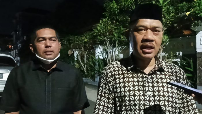 Wakil DPRD Balikpapan Budiono bersama anggota DPRD Muhammad Najib saat menghantarkan jenazah dari rumah sakit Pertamina Balikpapan, Kamis (12/4/2022). Foto: BorneoFlash.com/Niken.