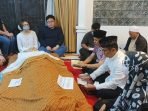 Wali Kota Balikpapan H Rahmad Mas'ud bersama istri Hj Nurlena Mas'ud, SE datang melayat ke kediaman Almarhum H Johny Ng, Kamis (12/5/2022) malam. Foto: BorneoFlash.com/Niken.