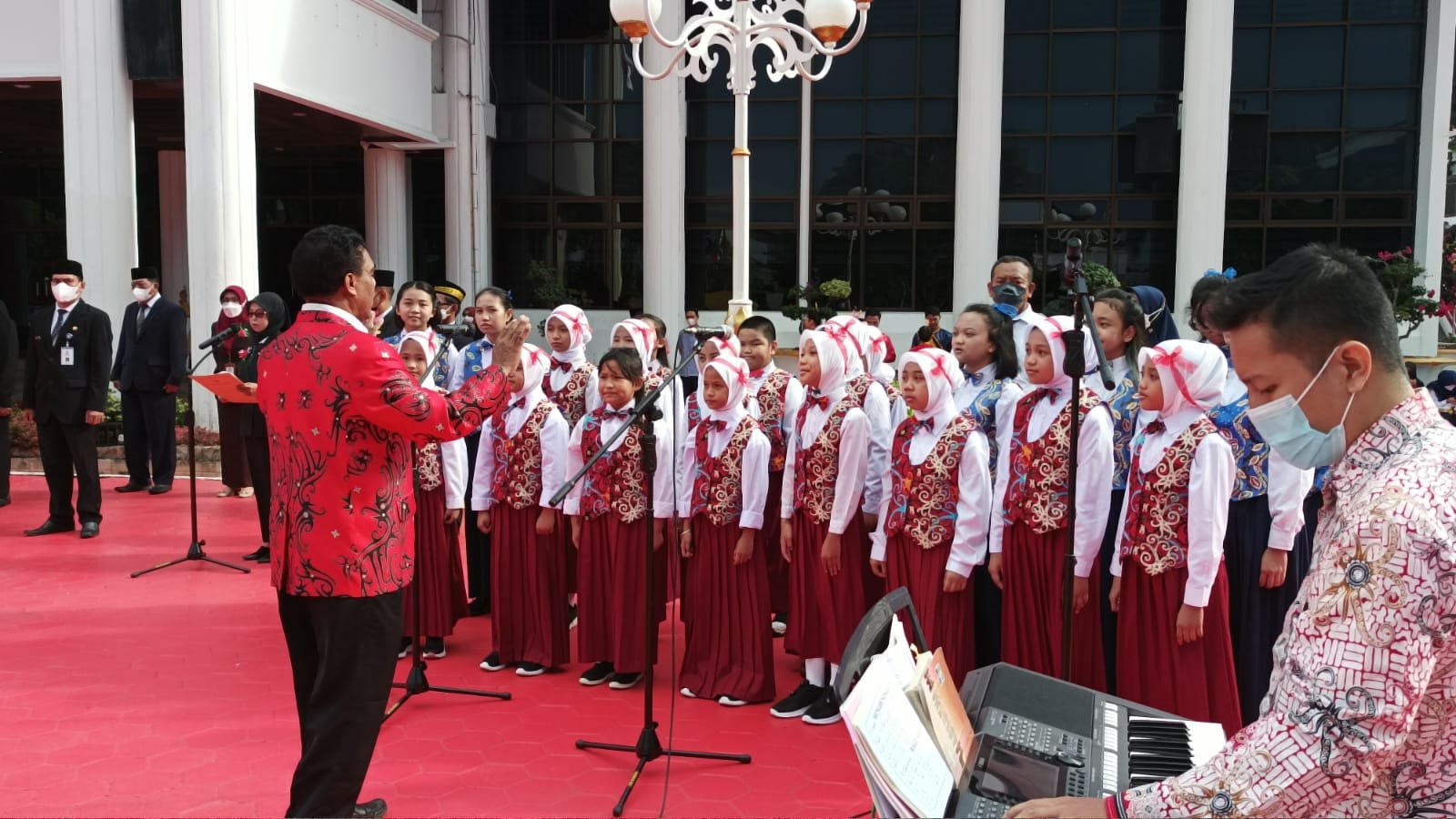 Menarik Perhatian, Paduan Suara SD Patra Dharma 1 Balikpapan Tampil Pada Upacara Hardiknas 