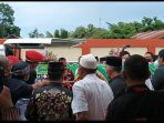 Wakil DPRD Balikpapan Budiono bersama Wali Kota Balikpapan H Rahmad Mas'ud saat mengantarkan jenazah Almarhum Jhony Ng.