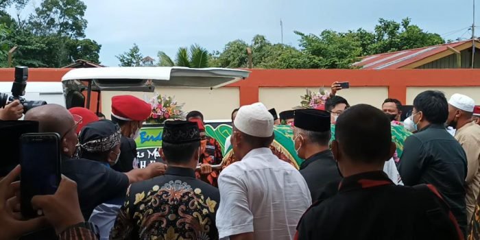 Keluarga Besar DPRD Balikpapan Bersama Wali Kota Balikpapan Hantarkan Almarhum Johny Ng  