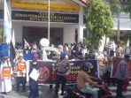 Aliansi Masyarakat Islam Kota Balikpapan menggelar aksi damai yang diikuti ratusan umat Islam di depan Kantor DPRD Kota Balikpapan, Jumat (13/5/2022). Foto: BorneoFlash.com/Niken.