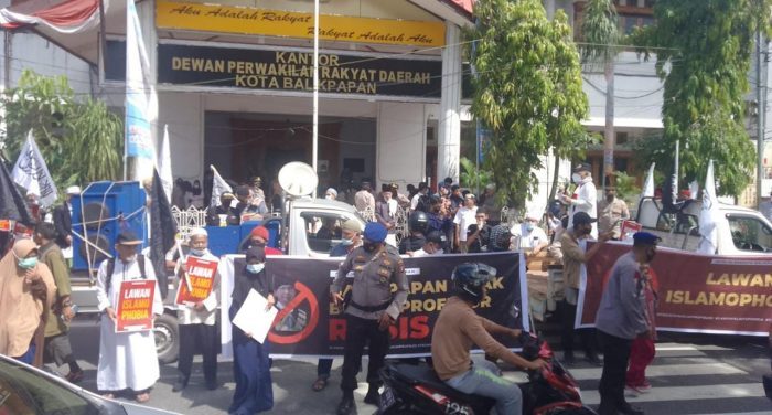 Aliansi Masyarakat Islam Kota Balikpapan menggelar aksi damai yang diikuti ratusan umat Islam di depan Kantor DPRD Kota Balikpapan, Jumat (13/5/2022). Foto: BorneoFlash.com/Niken.