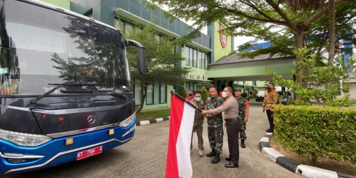 Dandim 0905/Balikpapan Lepaskan Keberangkatan 38 Casis Komcad Ke Rindam VI/Mulawarman  