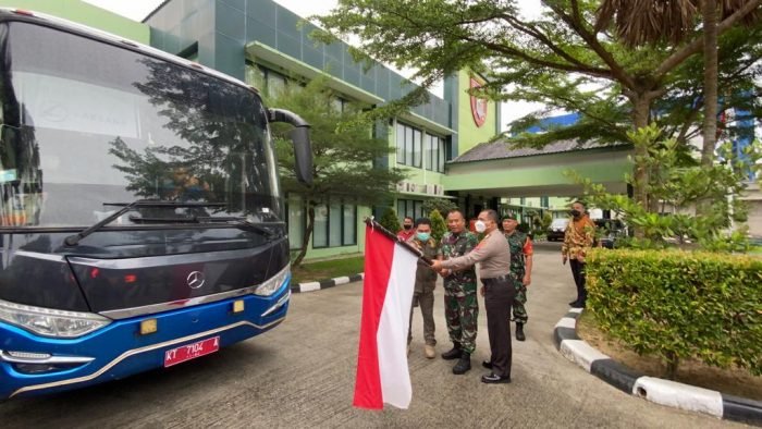 Dandim 0905/Balikpapan Kolonel Inf Faisal Rizal didampingi Kapolresta Balikpapan Kombes Pol  V.Thirdy dan Kepala Satpol PP Balikpapan Zulkifli melepas keberangkatan 39 prajurit Casis Komcad Tahun 2022 di Aula Makodim 0905/Balikpapan Jalan Jenderal Sudirman, Sabtu (14/5/2022). Foto: BorneoFlash.com/Niken.
