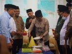 Wali Kota Balikpapan H Rahmad Mas'ud saat memotong tumpeng dalam perayaan Milad ke 46 di Pondok Pesantren Hidayatullah Gunung Tembak Kelurahan Teritip Kecamatan Balikpapan Timur, Sabtu (14/5/2022). Foto: Ist.