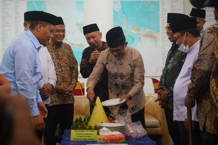 Wali Kota Balikpapan H Rahmad Mas'ud saat memotong tumpeng dalam perayaan Milad ke 46 di Pondok Pesantren Hidayatullah Gunung Tembak Kelurahan Teritip Kecamatan Balikpapan Timur, Sabtu (14/5/2022). Foto: Ist.