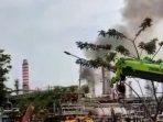 Kebakaran yang terjadi di kilang Balikpapan, Minggu (15/5/2022). Foto: Ist.