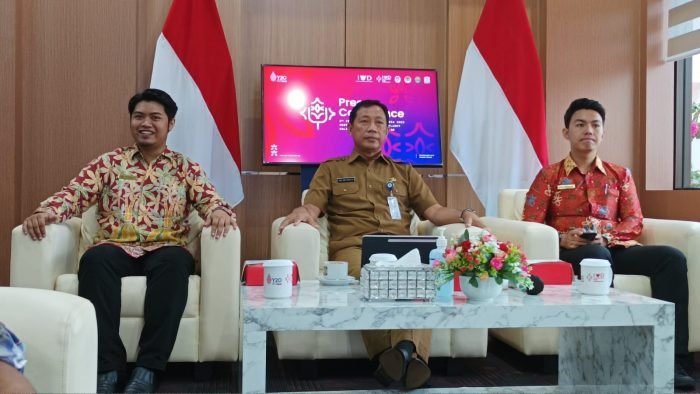 Deputy Chair Indonesian Youth Diplomacy (IYD) LC Kaltim M Rifky Maulana, Asisten II Perekonomian, Pembangunan dan Kesejahteraan Rakyat Sekda Balikpapan Agus Budi Prasetyo dan Program of IYD LC Kaltim Tabah Rumeksa melakukan press conference bersama media dalam bentuk talk show di Ruang VIP Kantor Wali Kota Balikpapan, Selasa (17/5/2022). Foto: Borneoflash.com/Niken.
