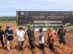 Kodam VI/Mulawarman bekerjasama dengan PT. Sorgum Indonesia penanaman perdana tanaman Sorgum Di lahan Estate Agro Mulawarman (ETAM). Rabu (18/5/2022). Foto: Pendam VI/Mlw.