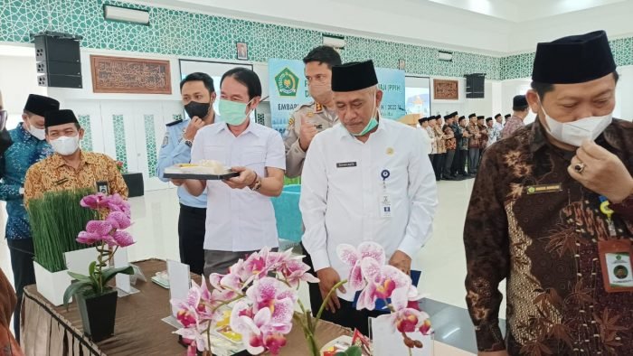 Kepala Bagian Kesra Sekda Balikpapan Sukaryanto mewakili Wali Kota Balikpapan H Rahmad Mas'ud saat menghadiri pelantikan PPIH di Aula Jabal Rahmah Embarkasi Haji Jalan Mulawarman, Rabu (18/5/2022). Foto: BorneoFlash.com/Niken.