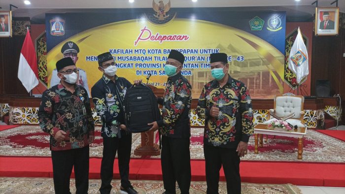 Walikota menyerahkan secara simbolis logistik kafilah kepada Ketua Kontingen Kafilah MTQ Kota Balikpapan, di Auditorium Kantor Wali Kota Balikpapan, Kamis (19/5/2022). Foto: BorneoFlash.com/Niken.