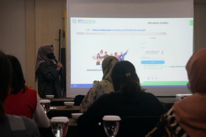 BPJS Kesehatan Cabang Balikpapan memberikan informasi tata cara penggunaan Edabu kepada perwakilan Human Resource Departement (HRD) perusahaan yang baru bergabung, Kamis (13/05/2022). Foto: HO/BPJS Kesehatan.