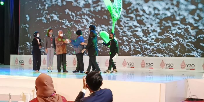 Y20 Balikpapan Gubernur Serahkan Tanaman
