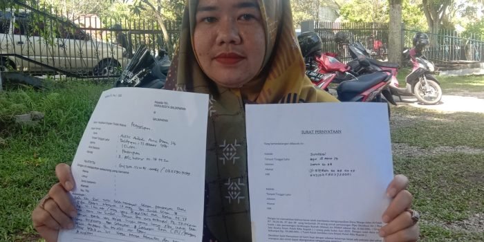 Kuasa hukum Aulia Azizah Ahma Diana, SH, MH saat memperlihatkan bukti aduan di salah satu Cafe di kawasan Gunung Pasir, Balikpapan Kota, Minggu, (22/5/2022) siang. Foto: Ist.