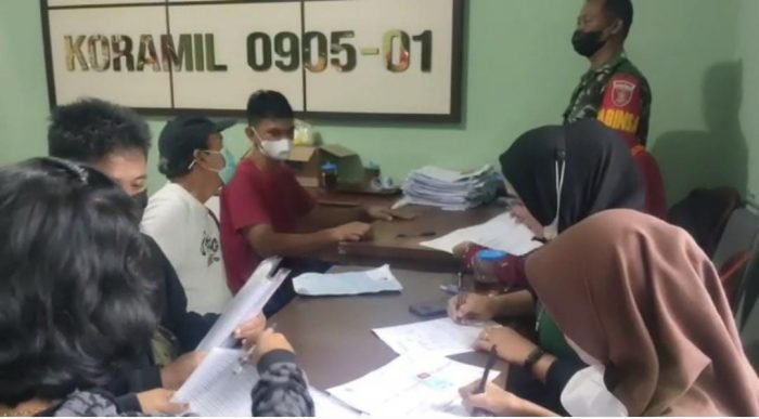 Koramil 0905-01 Balikpapan Utara-Tengah menyalurkan Bantuan Tunai Minyak Goreng kepada Pedagang Kaki Lima dan Warung, Kamis (19/5/2022). Foto: Ist. Koramil 0905-01 Balikpapan Utara-Tengah menyalurkan Bantuan Tunai Minyak Goreng kepada Pedagang Kaki Lima dan Warung, Kamis (19/5/2022). Foto: Ist.