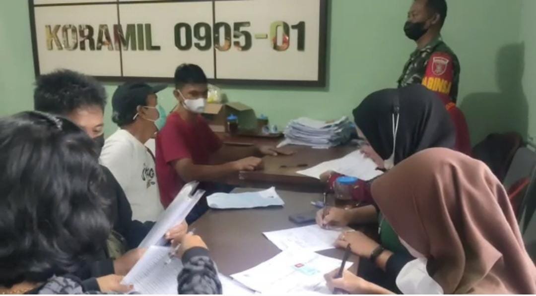 Koramil 0905-01/Balikpapan Utara-Tengah Salurkan 2.295 Bantuan Tunai Minyak Goreng Kepada PKL dan Warung  