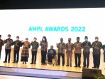 Kepala Bappeda Litbang Kota Balikpapan Murni yang mewakili Wali Kota Balikpapan H Rahmad Mas'ud menerima penghargaan AMPL Award 2022 di Swissotel PIK Avenue Jakarta, Rabu (25/5/2022). Foto: Ist.