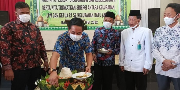 Pemotongan tumpeng oleh Plh Camat Balikpapan Utara Ardiawan yang mewakili Wali Kota Balikpapan H Rahmad Mas'ud saat halal bihalal Ketua RT Kelurahan Batu Ampar, di Gedung Serba Guna Kelurahan Batu Ampar, Sabtu (28/5/2022). Foto: BorneoFlash.com/Niken.